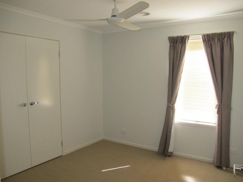 3/8 Sherdley Green, Caroline Springs VIC 3023