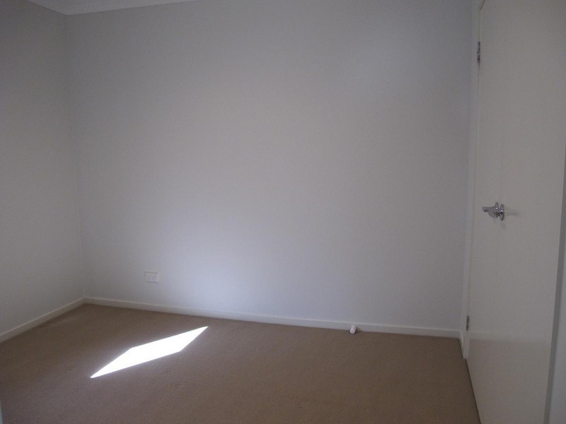 3/8 Sherdley Green, Caroline Springs VIC 3023