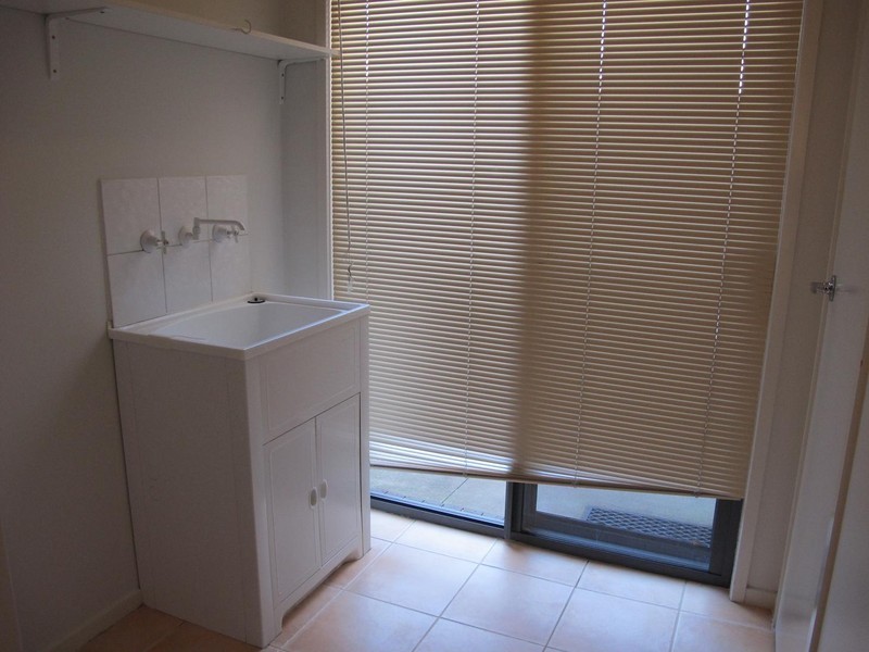 3/8 Sherdley Green, Caroline Springs VIC 3023