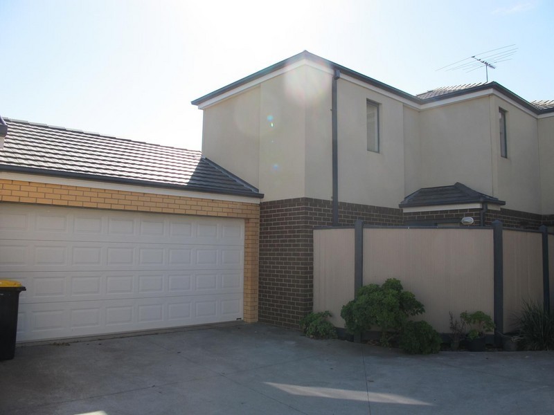3/8 Sherdley Green, Caroline Springs VIC 3023