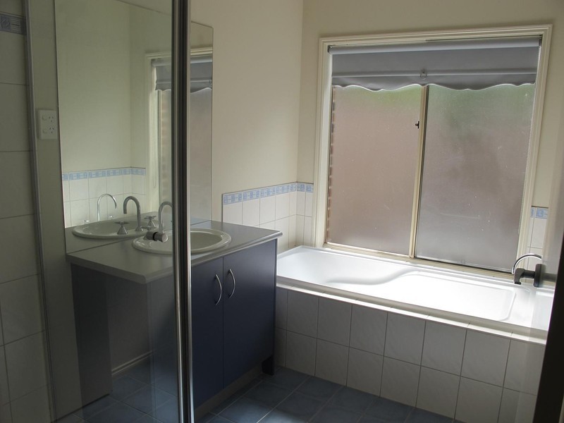 4 Cobaw Circuit, Caroline Springs VIC 3023