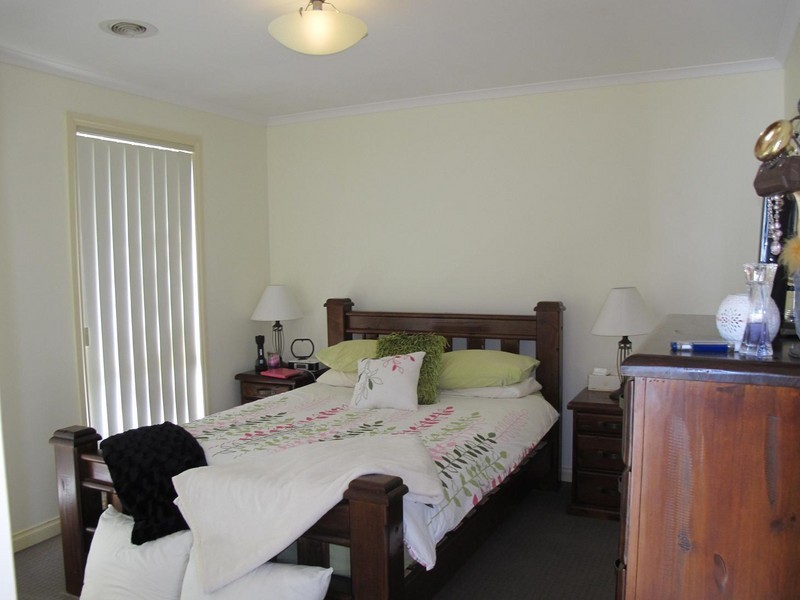 96 Tasman Crescent, Taylors Lakes VIC 3038