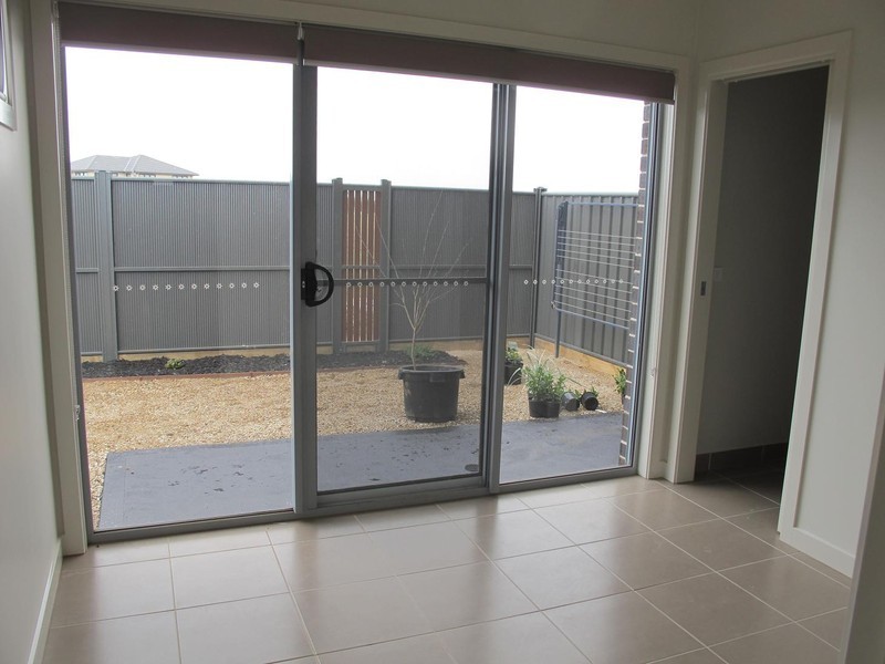 1/69-77 Lancefield Drive, Caroline Springs VIC 3023