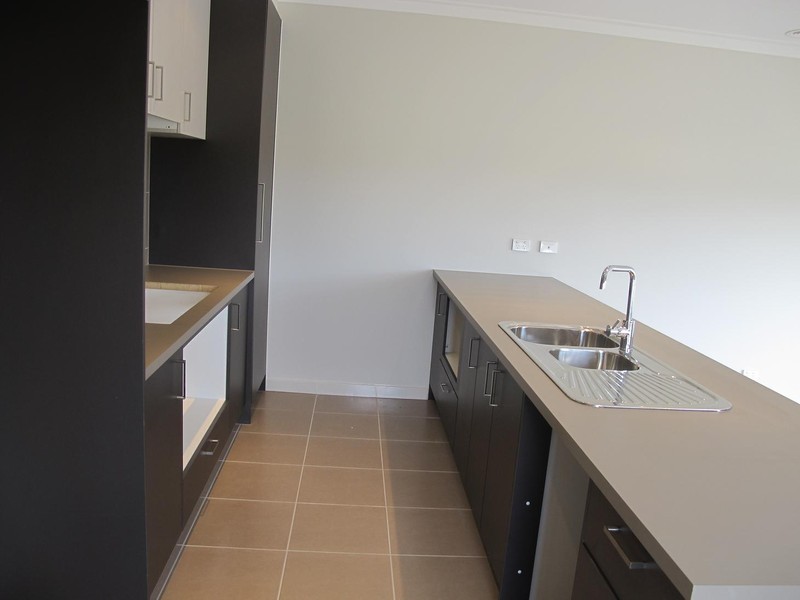 1/69-77 Lancefield Drive, Caroline Springs VIC 3023