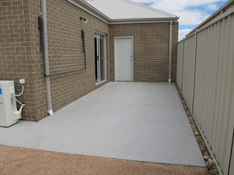 27 Daly Circuit, Caroline Springs VIC 3023