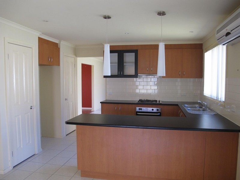 10 Alpine Gardens, Caroline Springs VIC 3023