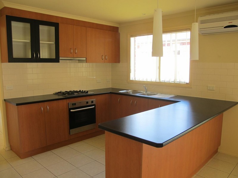 10 Alpine Gardens, Caroline Springs VIC 3023