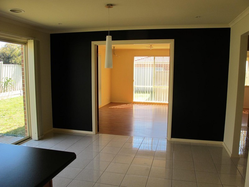 10 Alpine Gardens, Caroline Springs VIC 3023