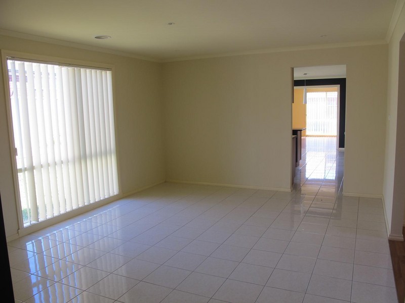 10 Alpine Gardens, Caroline Springs VIC 3023