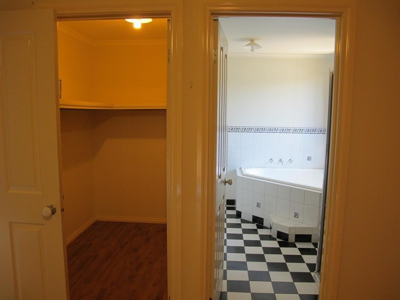 10 Alpine Gardens, Caroline Springs VIC 3023