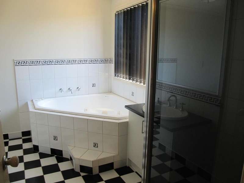 10 Alpine Gardens, Caroline Springs VIC 3023