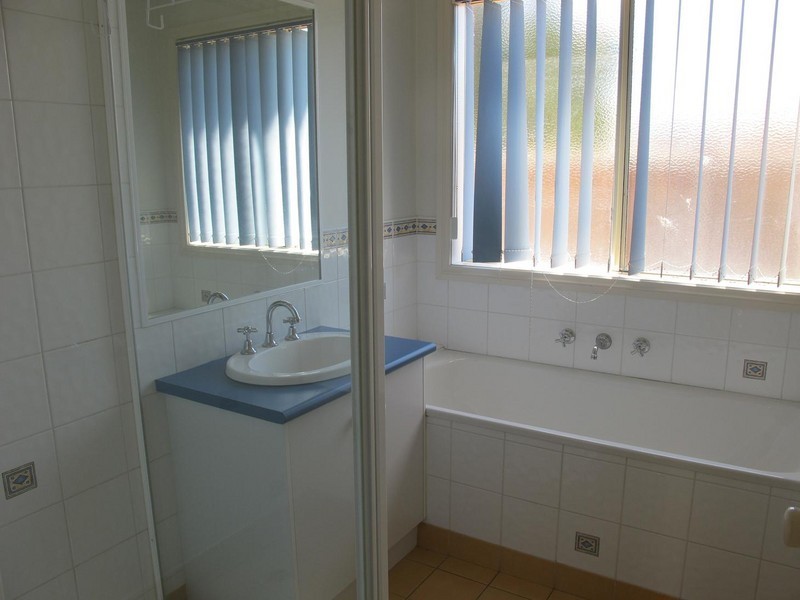 10 Alpine Gardens, Caroline Springs VIC 3023