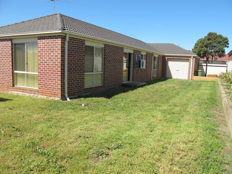 10 Alpine Gardens, Caroline Springs VIC 3023