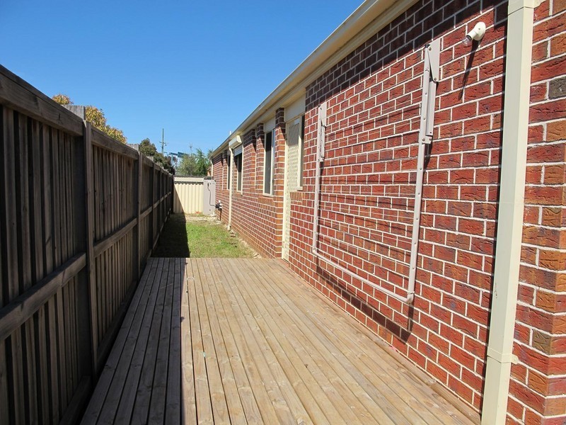 10 Alpine Gardens, Caroline Springs VIC 3023