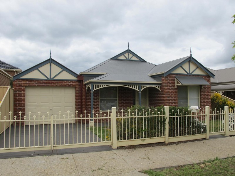 12 Renfrey Gardens, Caroline Springs VIC 3023