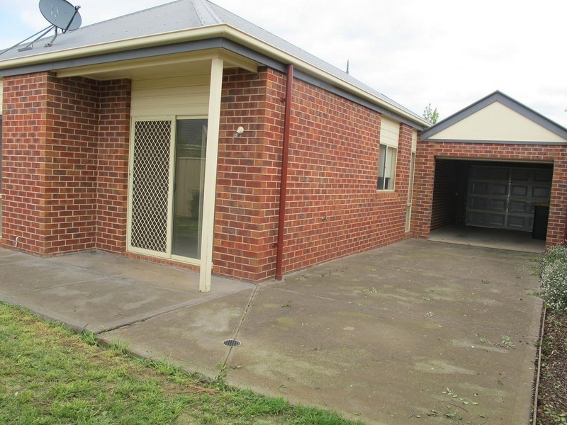 12 Renfrey Gardens, Caroline Springs VIC 3023