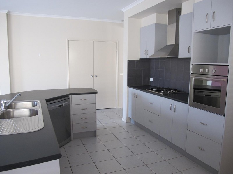 4 Cobaw Circuit, Caroline Springs VIC 3023