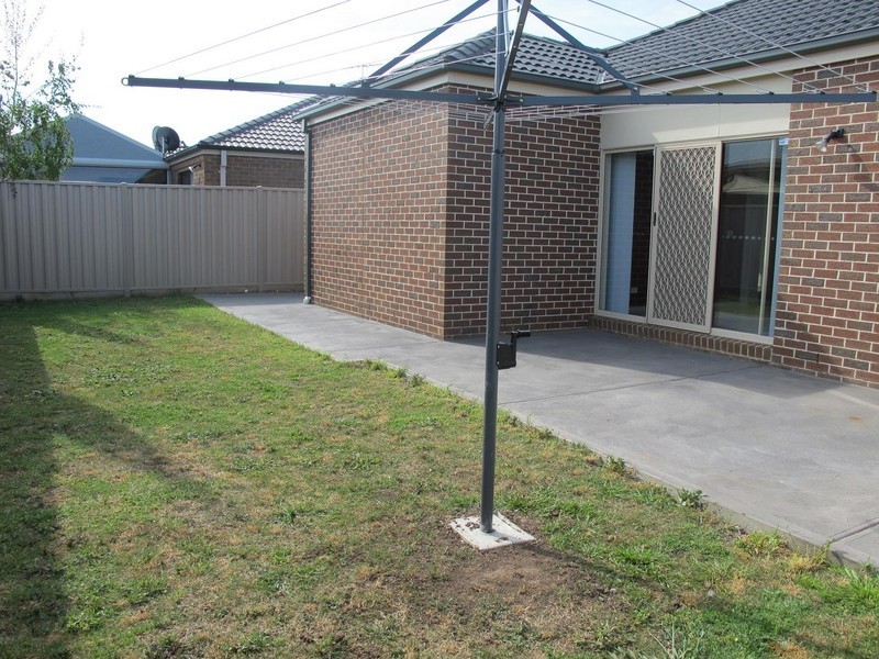 4 Cobaw Circuit, Caroline Springs VIC 3023