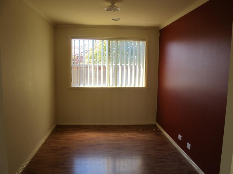 10 Alpine Gardens, Caroline Springs VIC 3023