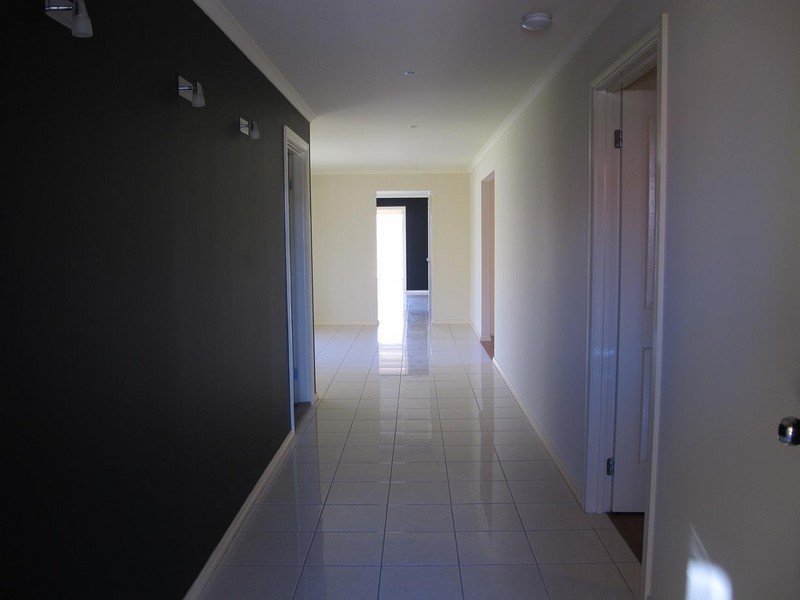 10 Alpine Gardens, Caroline Springs VIC 3023