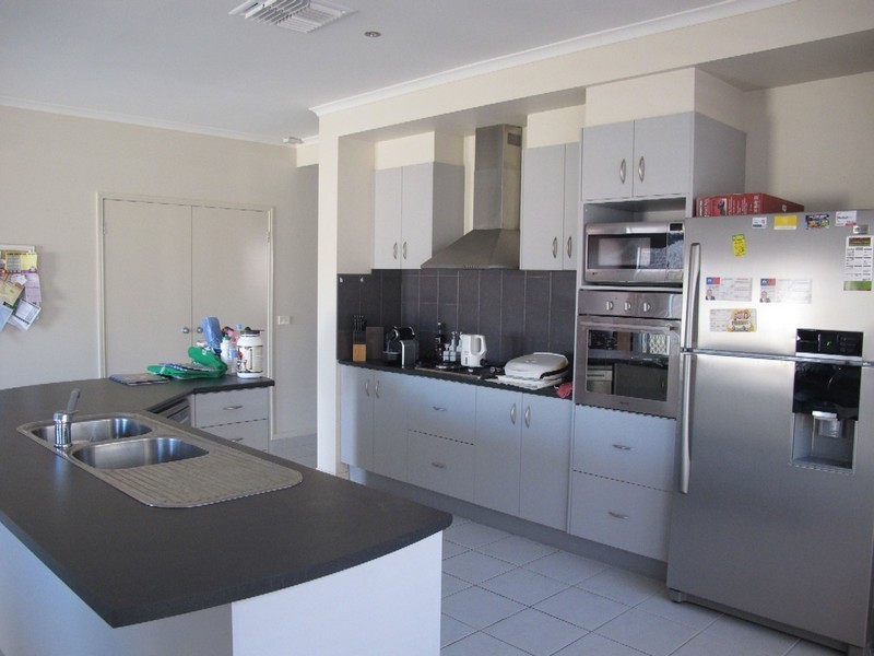 4 Cobaw Circuit, Caroline Springs VIC 3023