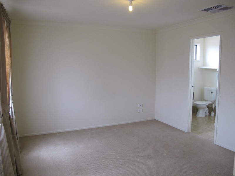 8 COOGEE DRIVE, Taylors Hill VIC 3037