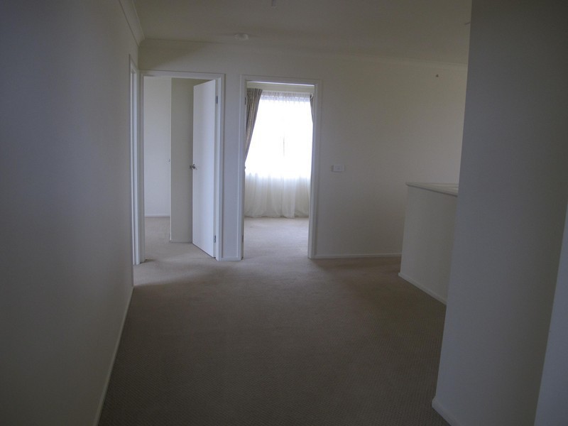 8 COOGEE DRIVE, Taylors Hill VIC 3037