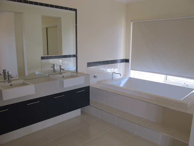 16 Carisbrook Street, Caroline Springs VIC 3023