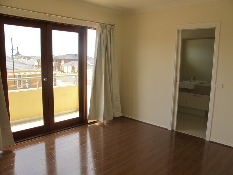 16 Carisbrook Street, Caroline Springs VIC 3023