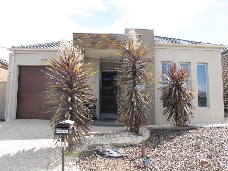 14 Barrington Circuit, Caroline Springs VIC 3023