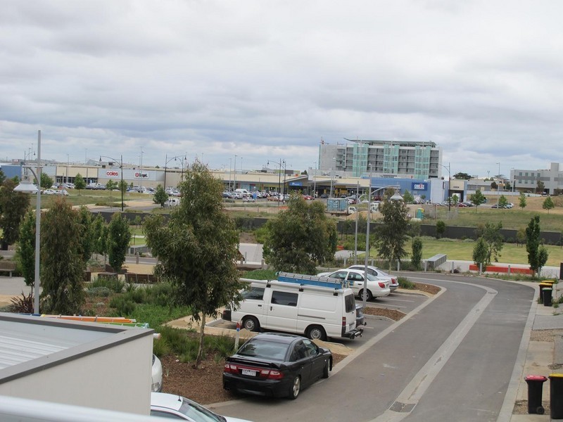 147 The Esplanade, Caroline Springs VIC 3023