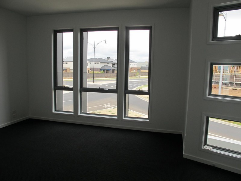 147 The Esplanade, Caroline Springs VIC 3023