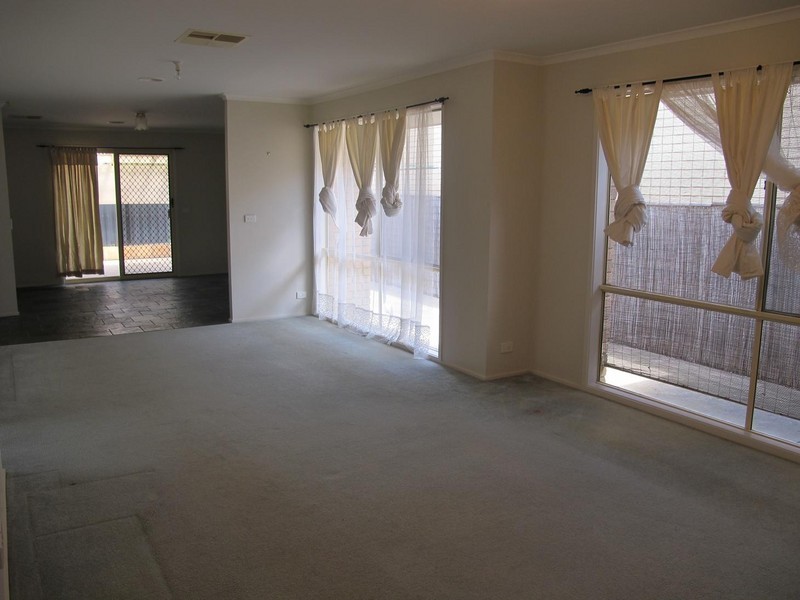 9 Penlow Court, Hillside VIC 3037