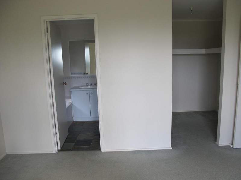 9 Penlow Court, Hillside VIC 3037