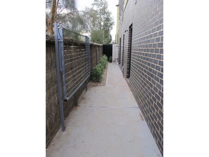 8/5 Chelsworth Place, Caroline Springs VIC 3023