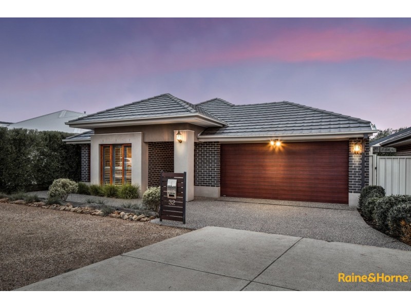 32 BARRINGTON CIRCUIT, Caroline Springs VIC 3023