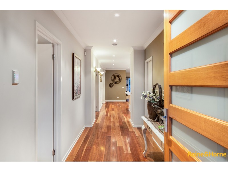 32 BARRINGTON CIRCUIT, Caroline Springs VIC 3023