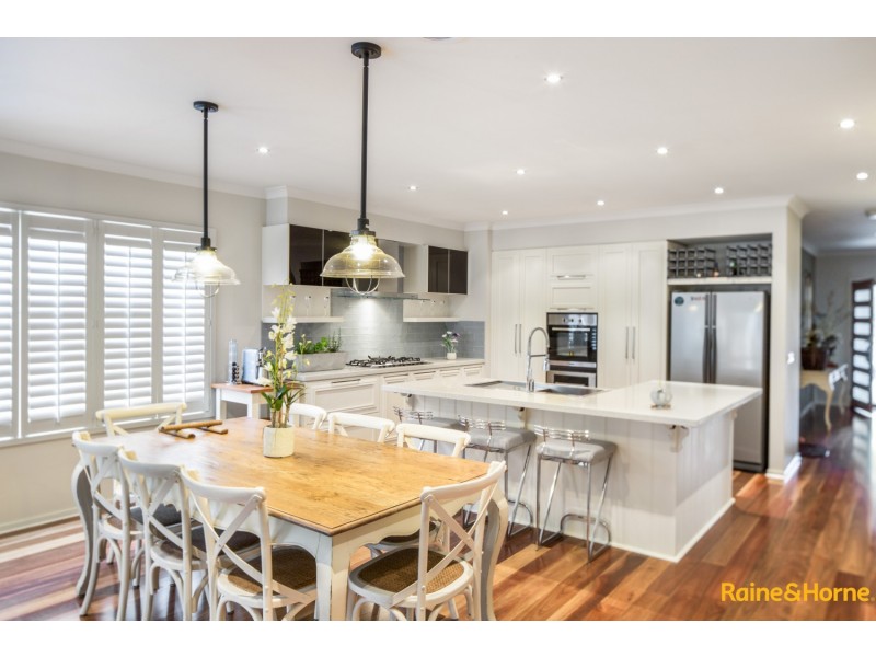 32 BARRINGTON CIRCUIT, Caroline Springs VIC 3023