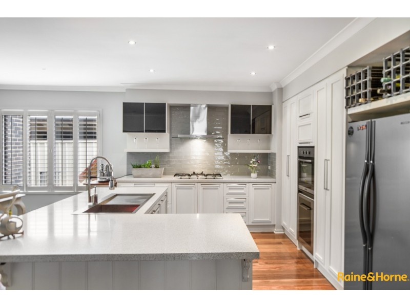 32 BARRINGTON CIRCUIT, Caroline Springs VIC 3023