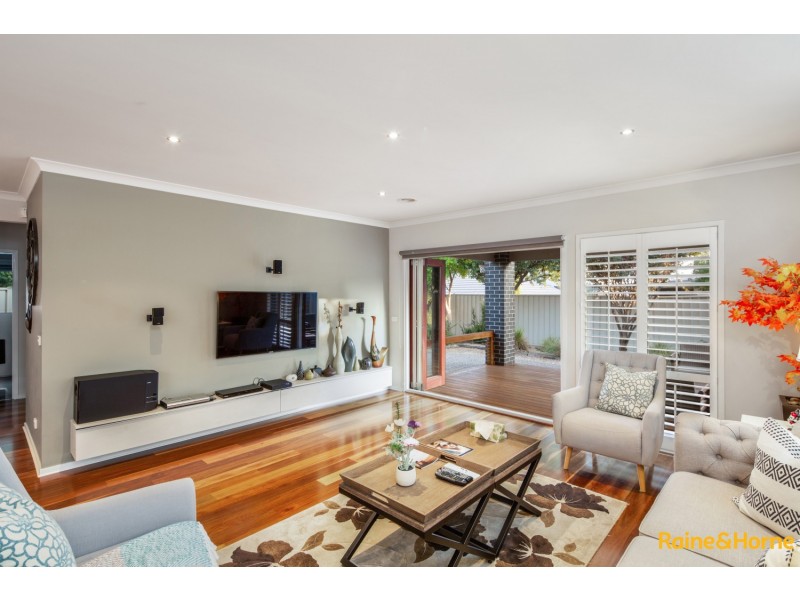 32 BARRINGTON CIRCUIT, Caroline Springs VIC 3023