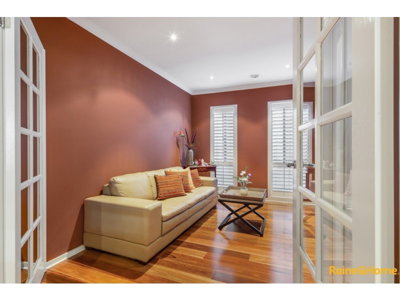 32 BARRINGTON CIRCUIT, Caroline Springs VIC 3023