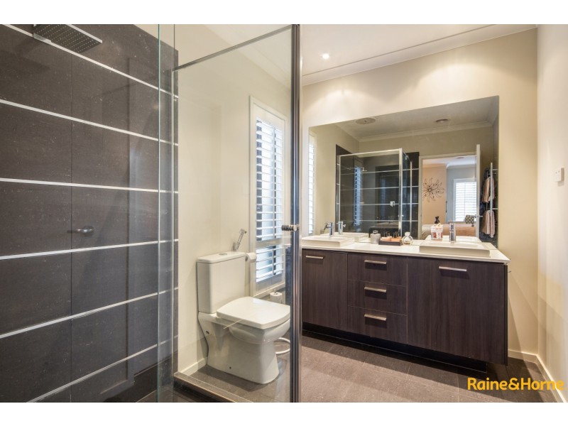 32 BARRINGTON CIRCUIT, Caroline Springs VIC 3023