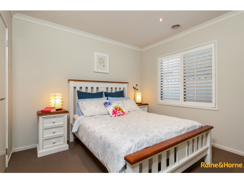 32 BARRINGTON CIRCUIT, Caroline Springs VIC 3023
