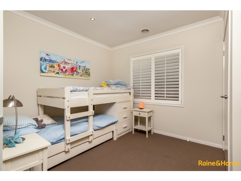 32 BARRINGTON CIRCUIT, Caroline Springs VIC 3023