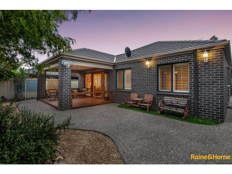 32 BARRINGTON CIRCUIT, Caroline Springs VIC 3023