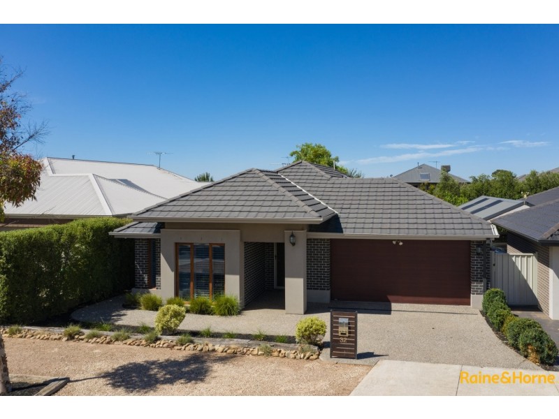 32 BARRINGTON CIRCUIT, Caroline Springs VIC 3023