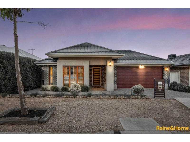 32 BARRINGTON CIRCUIT, Caroline Springs VIC 3023