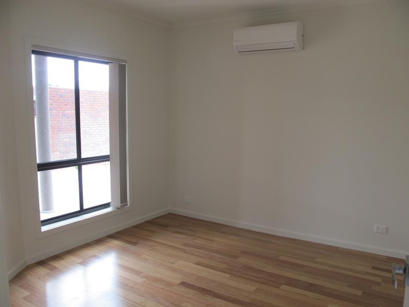 2/21 Breadalbane Court, Sydenham VIC 3037