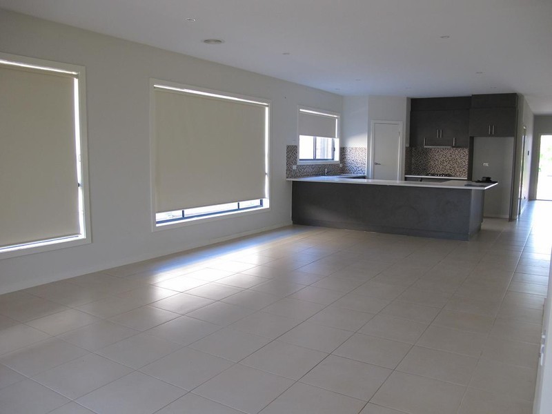 8 Darleith Terrace, Caroline Springs VIC 3023