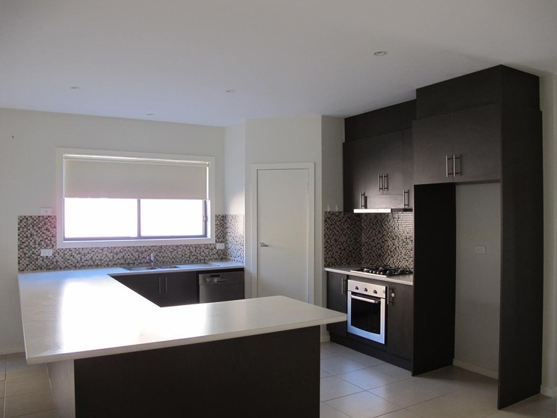 8 Darleith Terrace, Caroline Springs VIC 3023